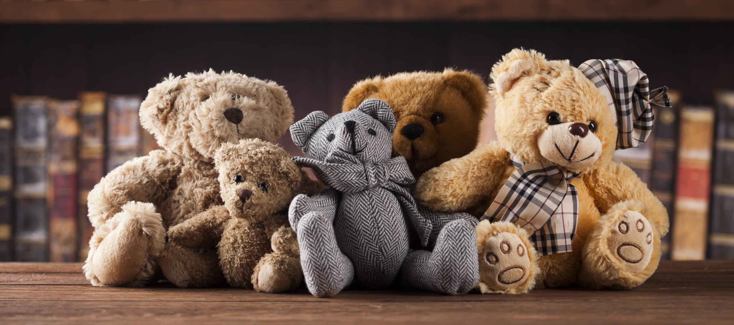 Cute teddy bears with old vintage wood background